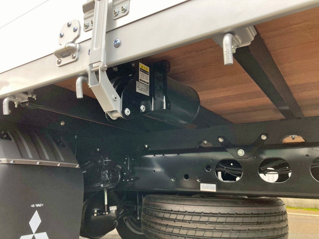 シャーシとネタの状態です。(縦ネタ・横ネタは木製です)|三菱 ファイター 2KG-FK62F(2WD)の写真6