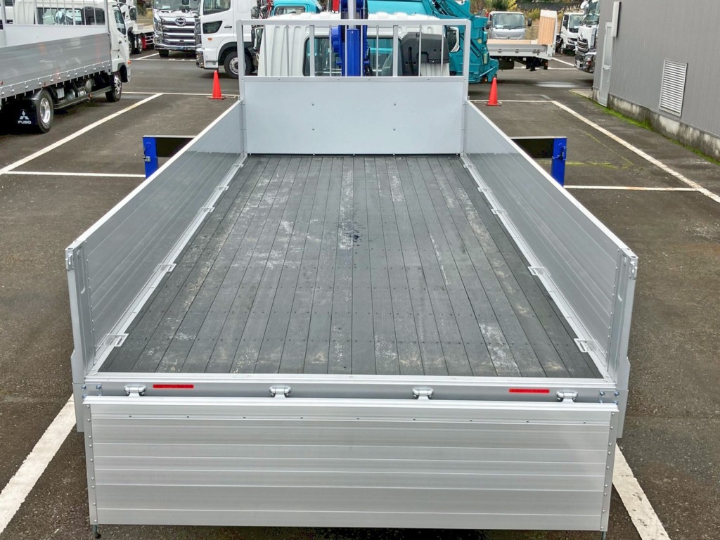 床は板張りです。|三菱 ファイター 2KG-FK62F(2WD)の写真8