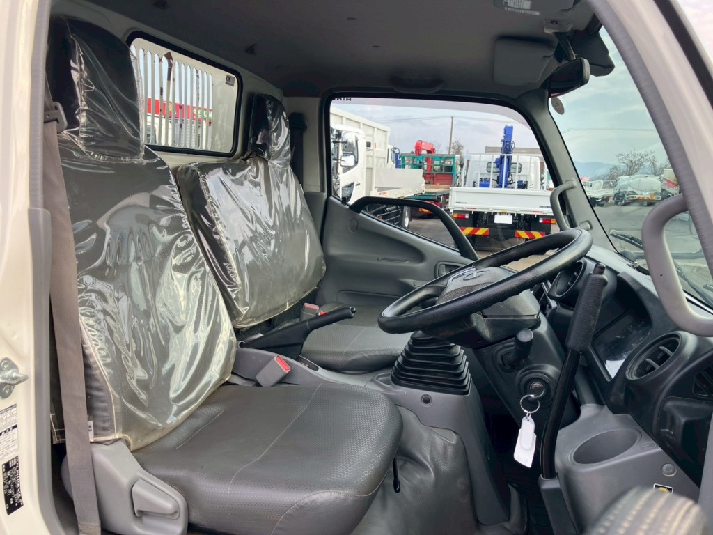 乗車定員は3名です。|日野 デュトロ 2KG-XZU675T(4WD)の写真6