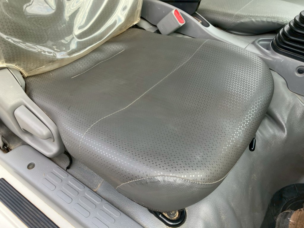 運転席シートにヘタリがあります。|日野 デュトロ 2KG-XZU675T(4WD)の写真7