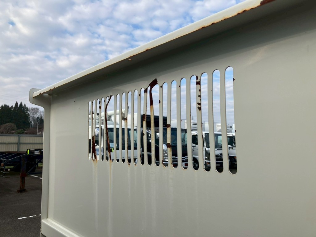 前壁の柵子にサビ・曲がりがあります。|日野 デュトロ 2KG-XZU675T(4WD)の写真13