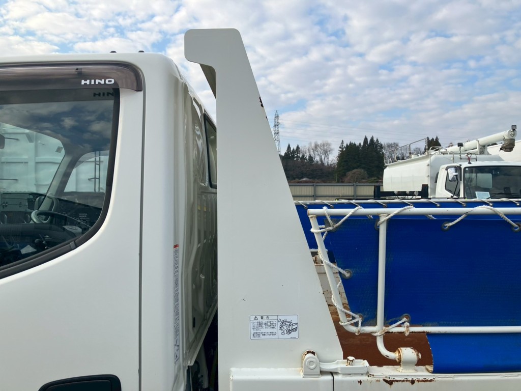 助手席側プロテクター側面にキズ・サビがあります。|日野 デュトロ 2KG-XZU675T(4WD)の写真17