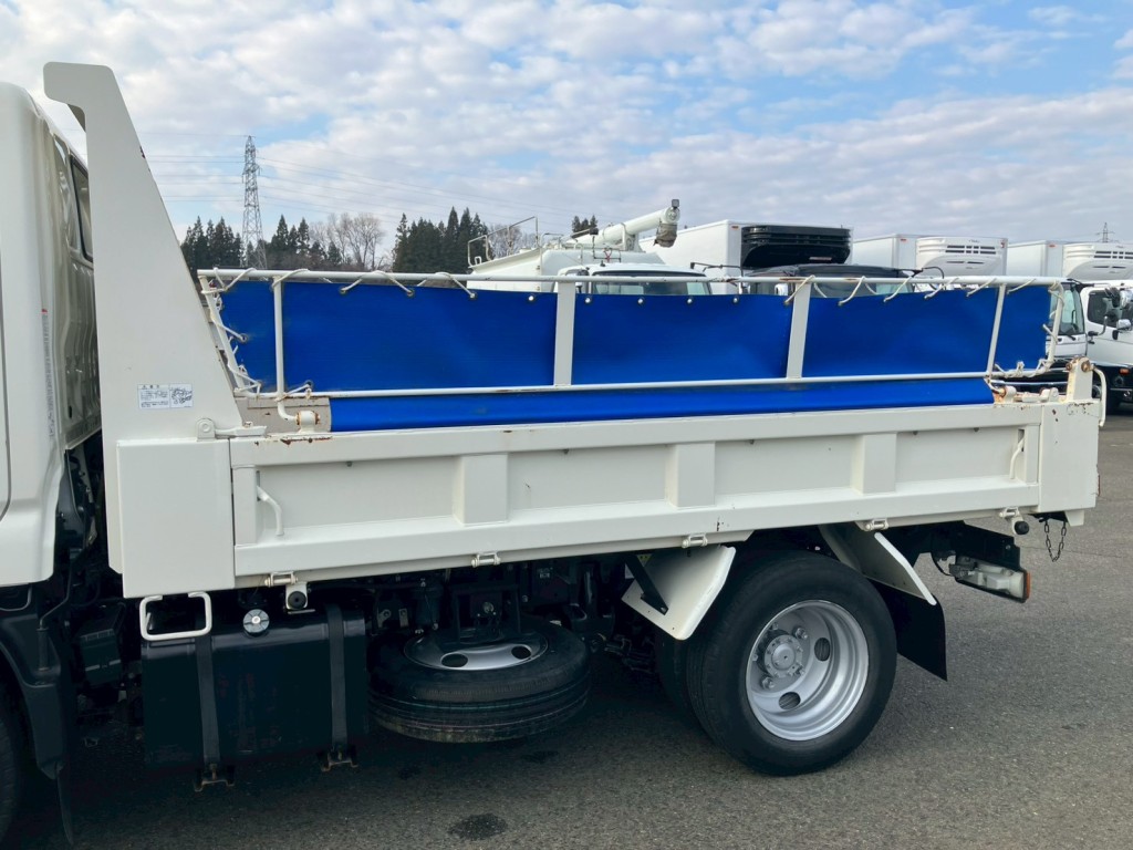 助手席側ボディーにキズ・サビ・ヘコミがあります。|日野 デュトロ 2KG-XZU675T(4WD)の写真18