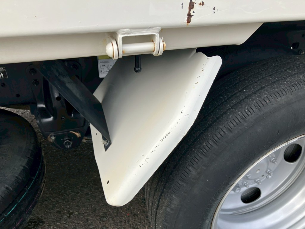 助手席側リアフェンダーにキズ・サビがあります。|日野 デュトロ 2KG-XZU675T(4WD)の写真19