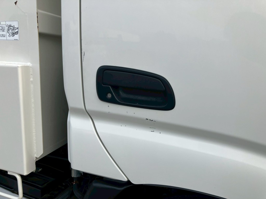 運転席側ドアにキズがあります。|日野 デュトロ 2KG-XZU675T(4WD)の写真21