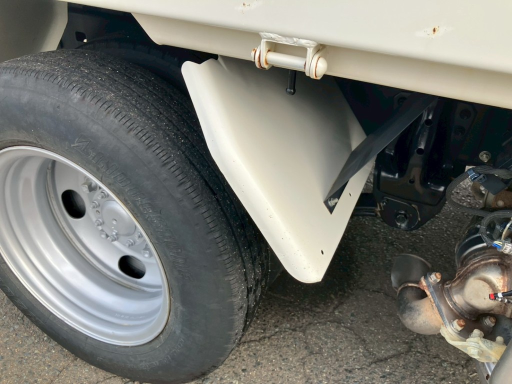 運転席側リアフェンダーにキズ・サビがあります。|日野 デュトロ 2KG-XZU675T(4WD)の写真24