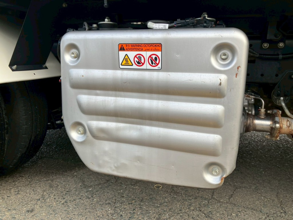 マフラーカバーにキズ・サビ・ヘコミがあります。|日野 デュトロ 2KG-XZU675T(4WD)の写真27