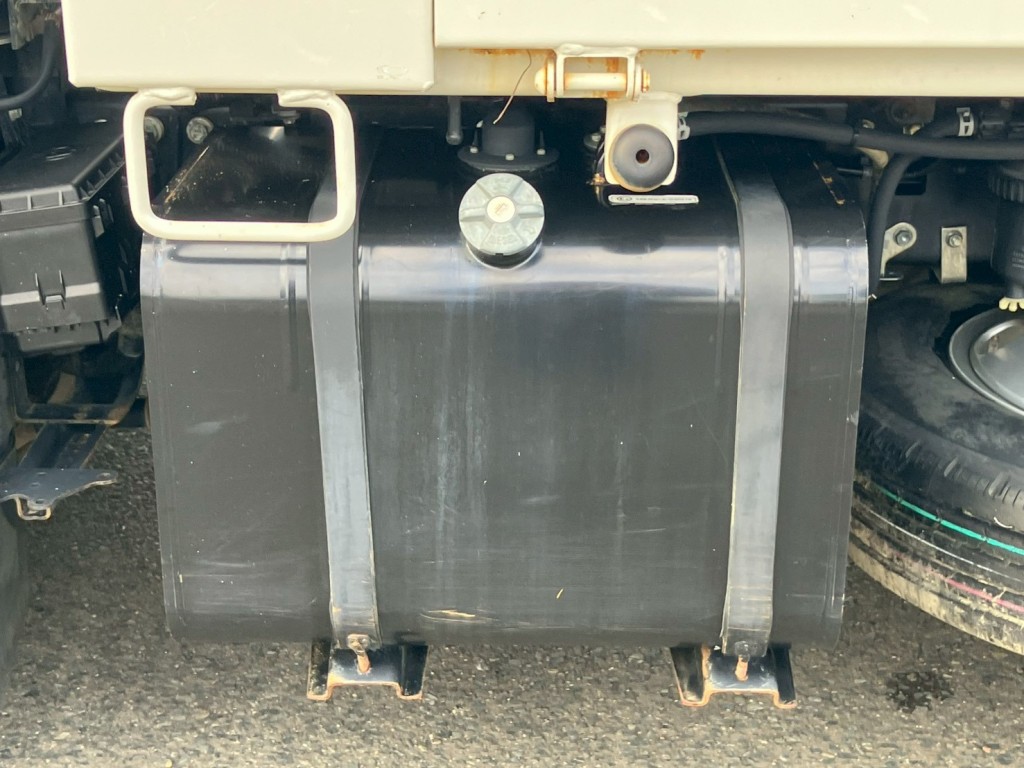 燃料タンクは65Lです。|日野 デュトロ 2KG-XZU675T(4WD)の写真30