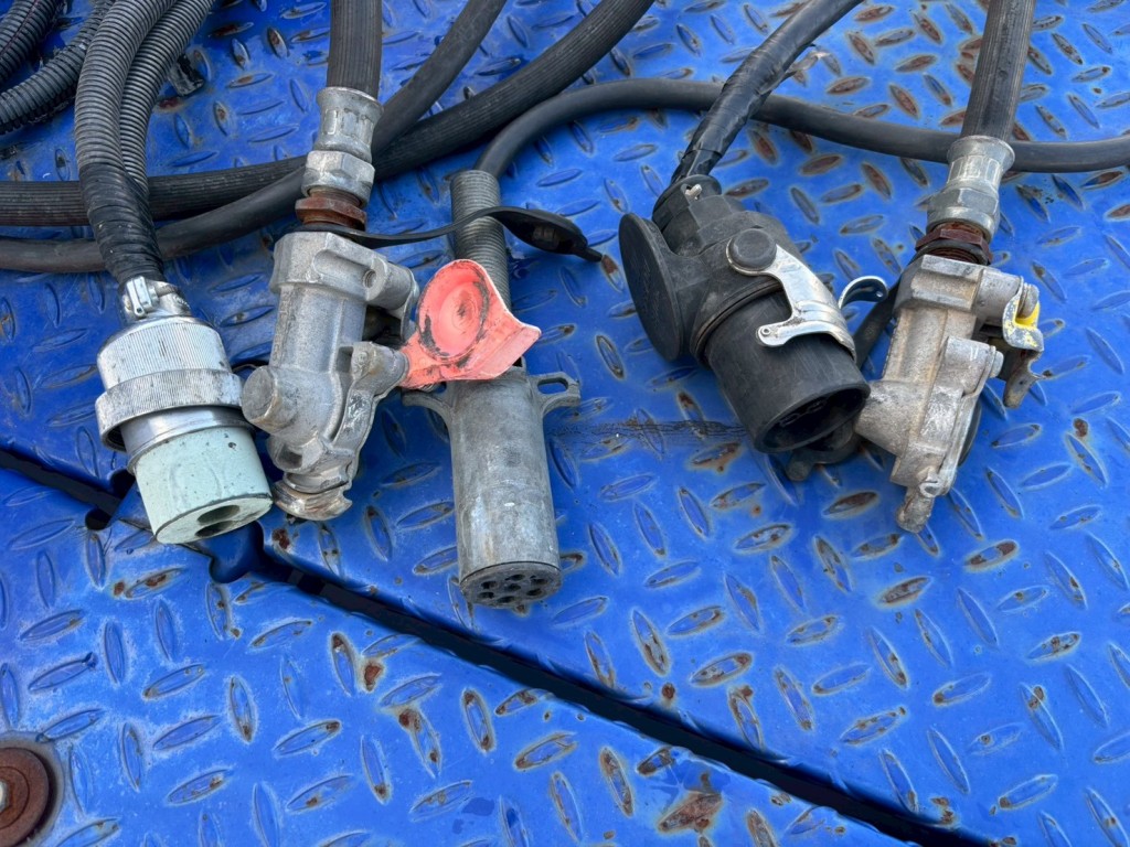 接続コネクターです。|日野 プロフィア QDG-SS1EKDAの写真13