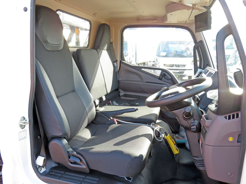 三菱 キャンター 2RG-FBAV0(2WD)の写真6