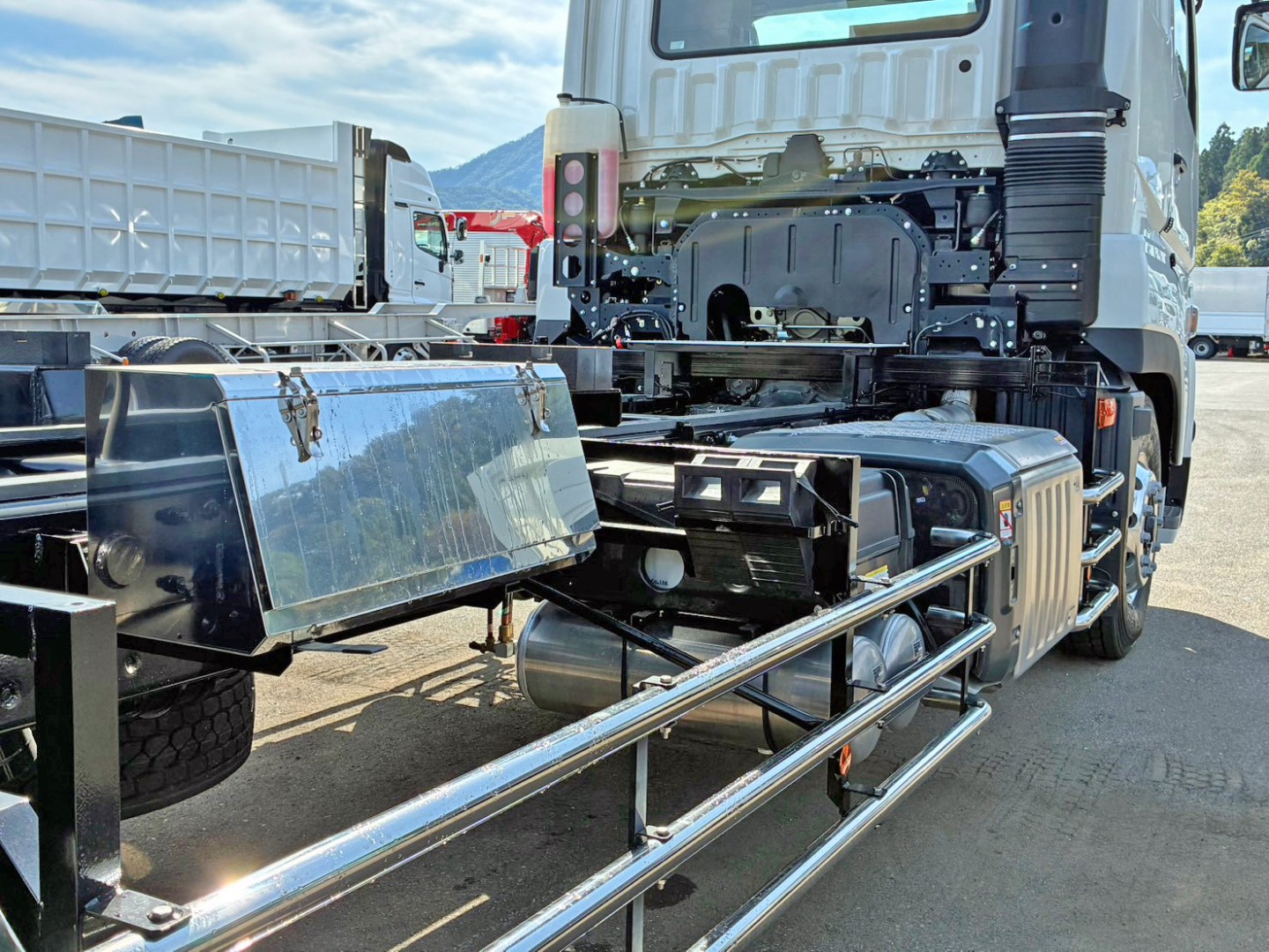 運転席側にステンレス製の工具箱が付いています。|三菱 スーパーグレート 2PG-FV80VZの写真18