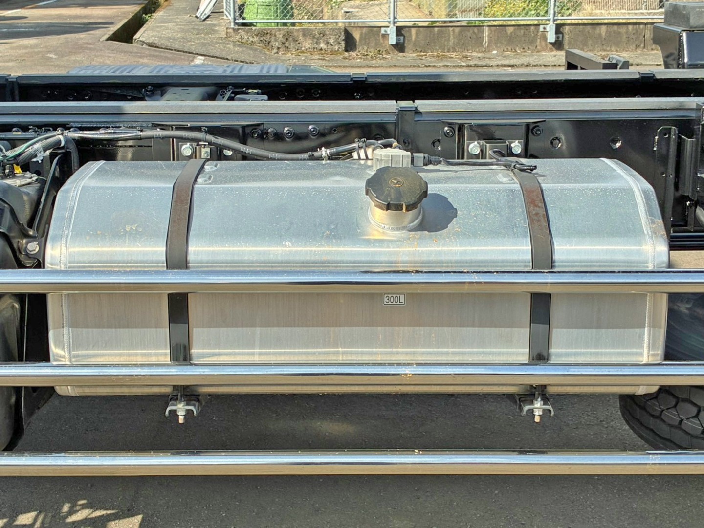 燃料タンクは300Lアルミ製です。|三菱 スーパーグレート 2PG-FV80VZの写真23