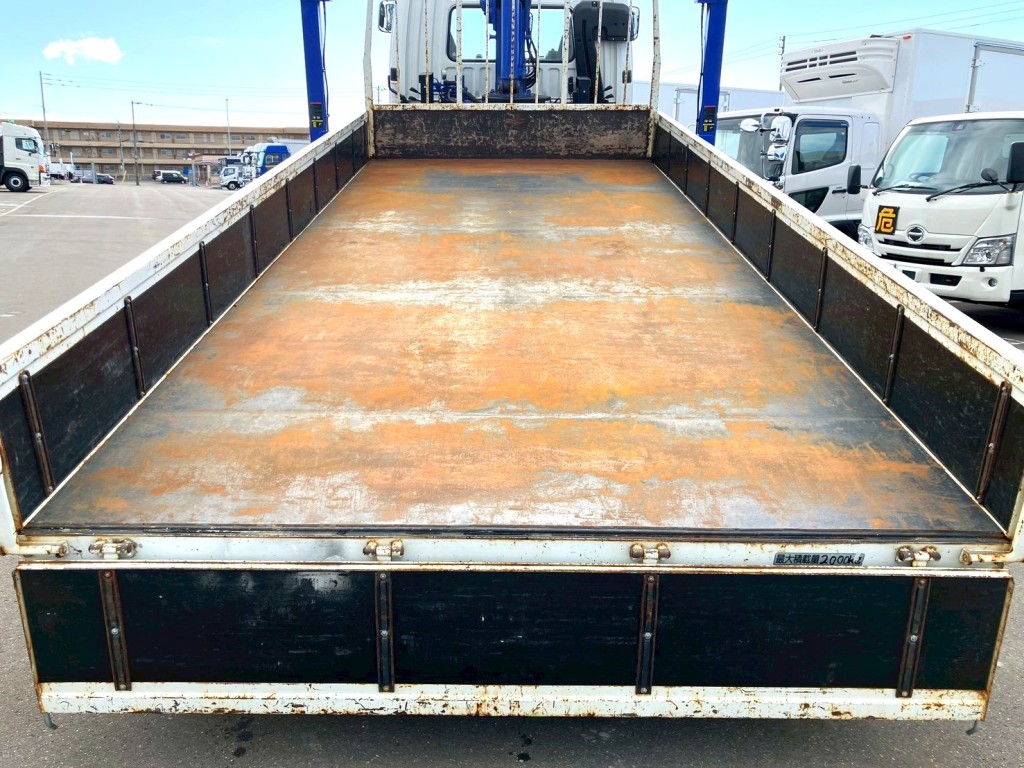 床は鉄板張りです。|三菱 ファイター 2KG-FK62F(2WD)の写真9