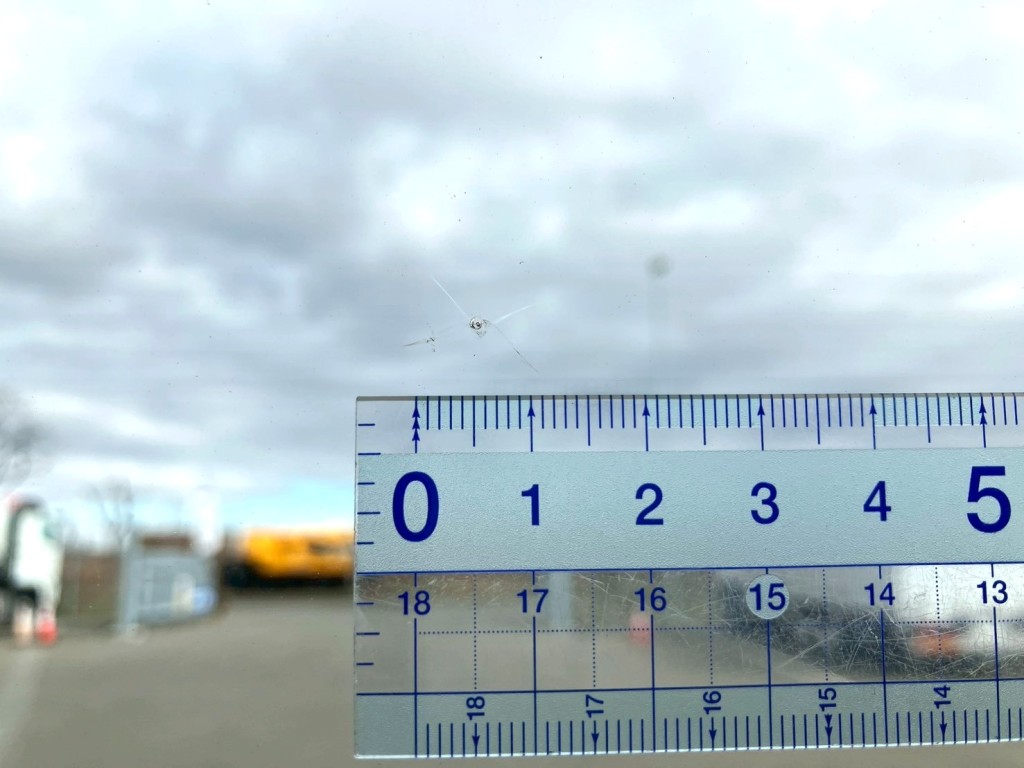 フロントガラス助手席側に飛び石、割れがあります。|三菱 ファイター 2KG-FK62F(2WD)の写真29