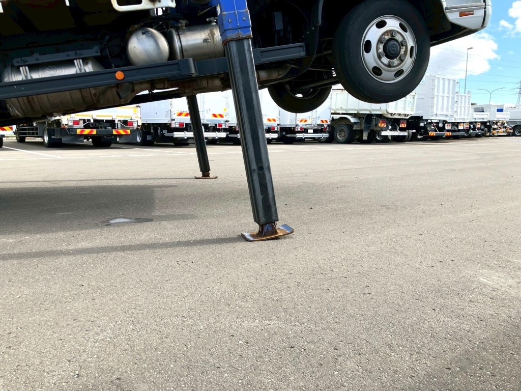 運転席側アウトリガ接地面に固着があります。|三菱 ファイター 2KG-FK62F(2WD)の写真30