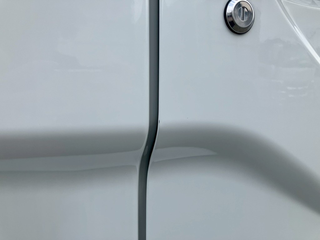 運転席ドアに小傷があります。|三菱 ファイター 2KG-FK62FZの写真15