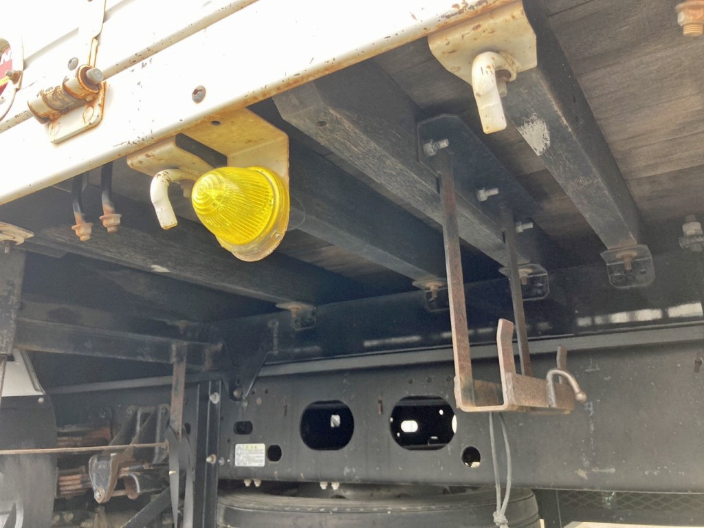 シャーシとネタの状態です。(縦ネタは鉄板・横ネタは木製です)|いすゞ フォワード QKG-FTR34S2の写真6