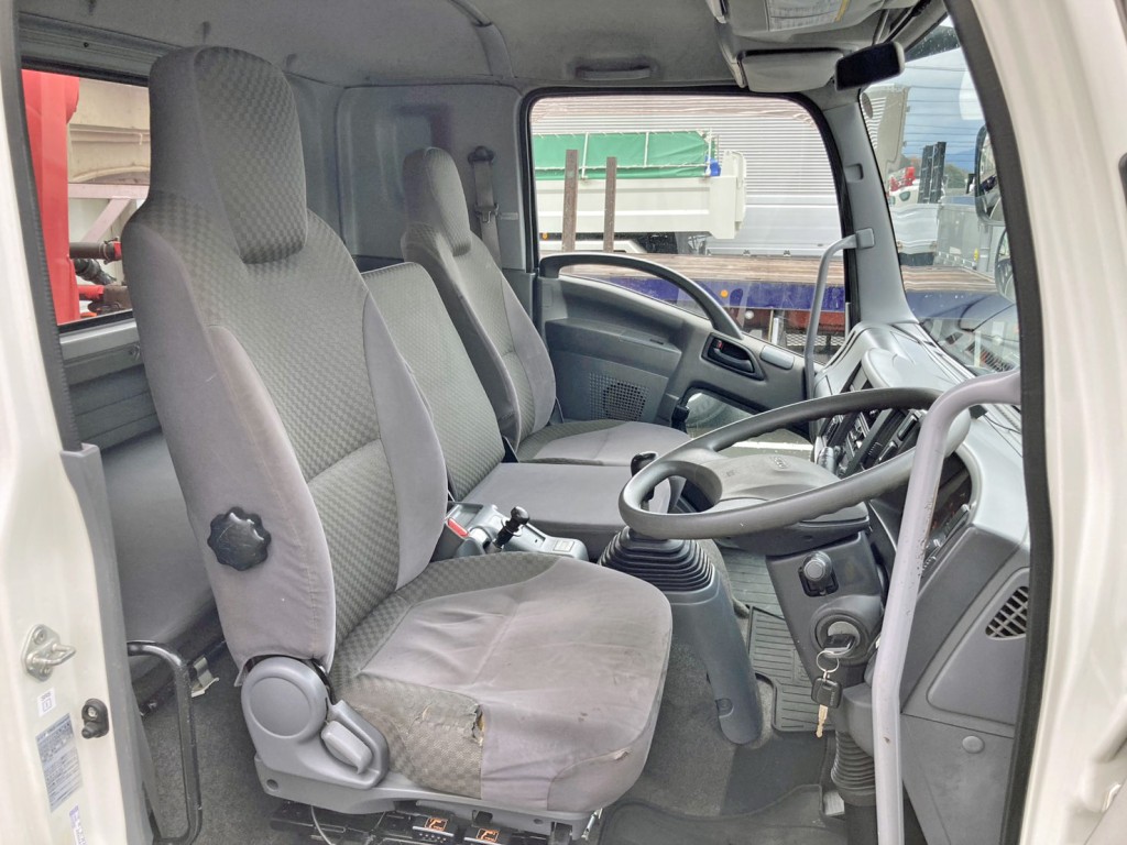 乗車定員は3名です。|いすゞ フォワード QKG-FTR34S2の写真7