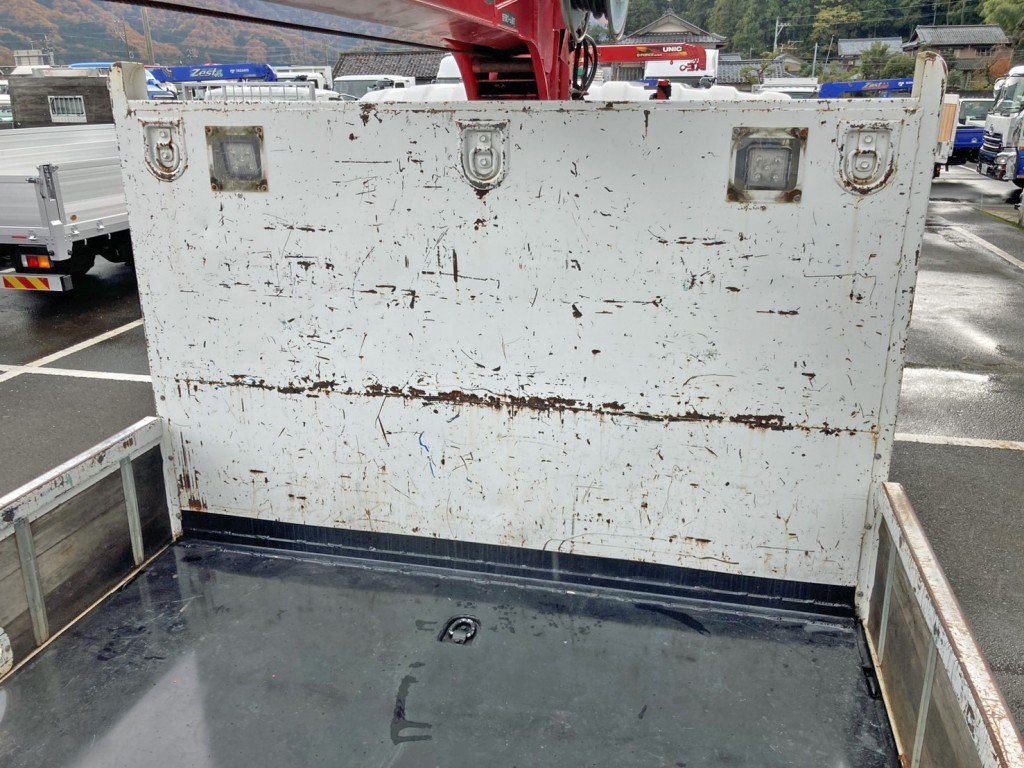 プロテクター上部に3ケ所・床板前方中央部に1ケ所フックが付いています。|いすゞ フォワード QKG-FTR34S2の写真10