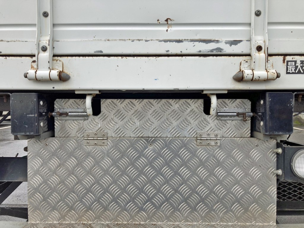 リヤ中央に物入れが付いています。|いすゞ フォワード QKG-FTR34S2の写真13