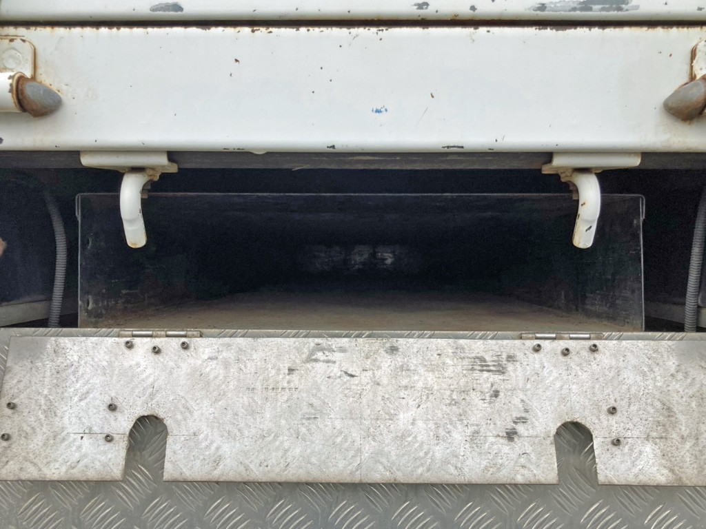 物入れ内部の状態です。|いすゞ フォワード QKG-FTR34S2の写真14