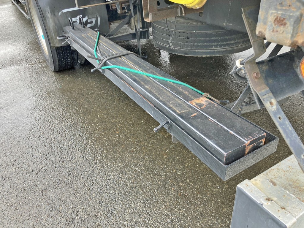 ボディー助手席側後方にスタンション棒を格納できます。|いすゞ フォワード QKG-FTR34S2の写真15