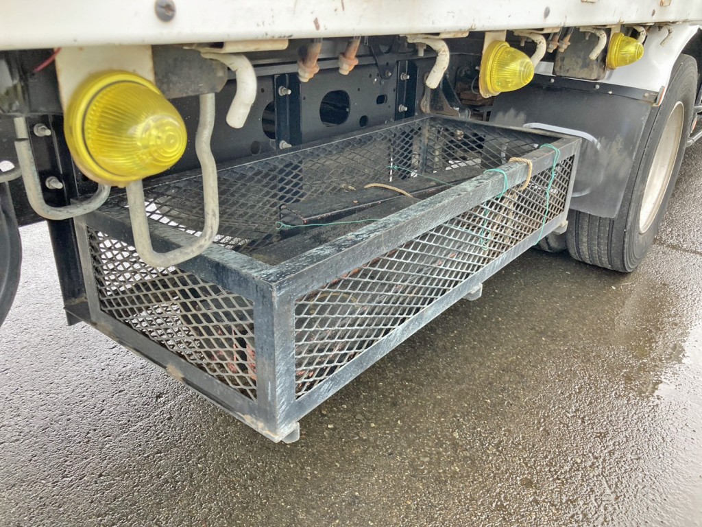 ボディー運転席側後方にりん木入れが付いています。|いすゞ フォワード QKG-FTR34S2の写真16