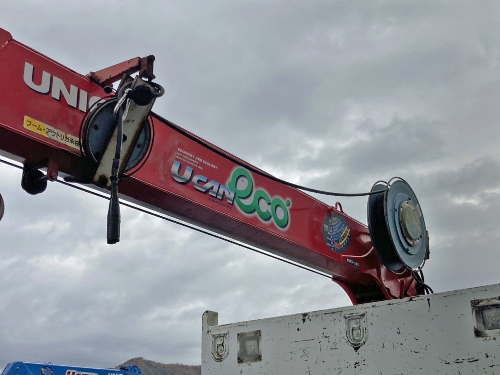 クレーン横にリフティングマグネット用の配線が設置されています。|いすゞ フォワード QKG-FTR34S2の写真20