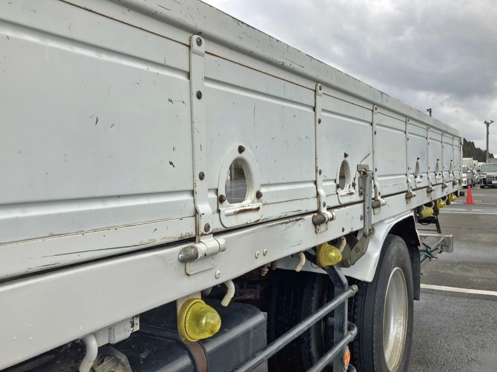 助手席側アオリ中央下部に引きキズがあります。|いすゞ フォワード QKG-FTR34S2の写真26