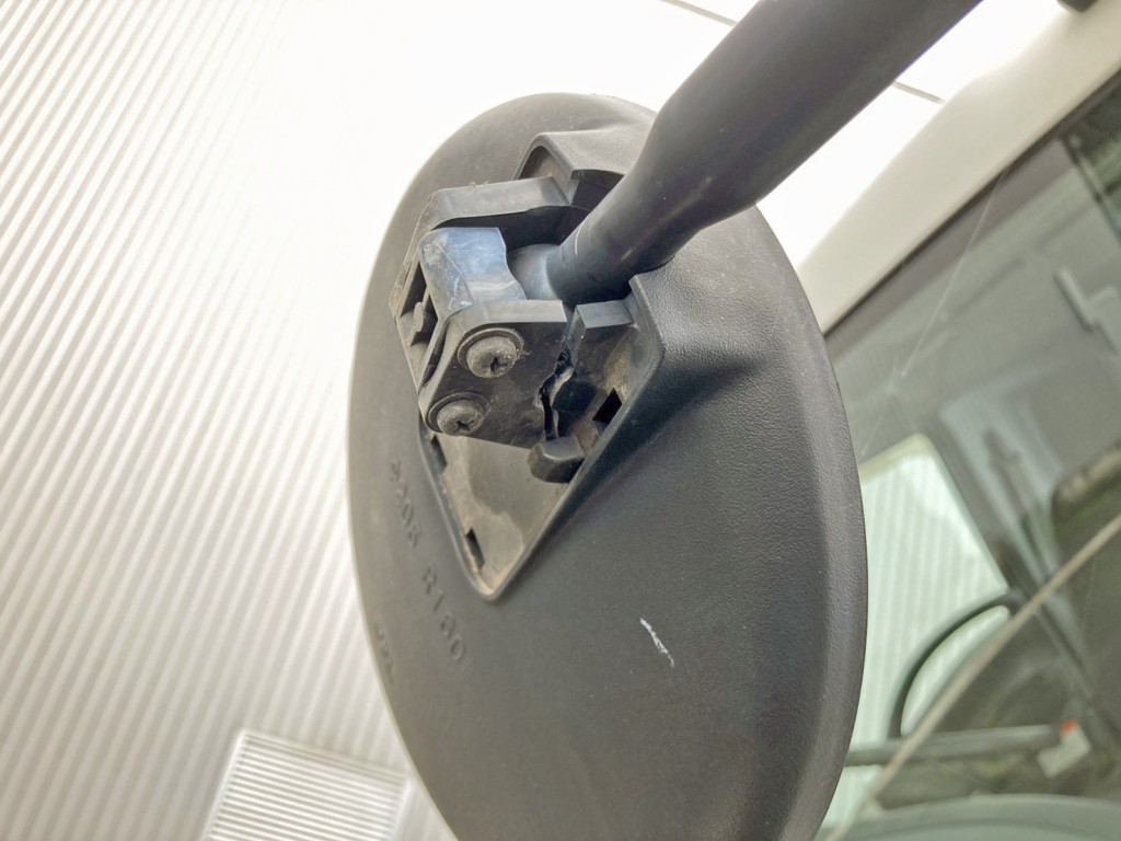 フロントアンダーミラー取付部に割れがあります。|いすゞ フォワード QKG-FTR34S2の写真28