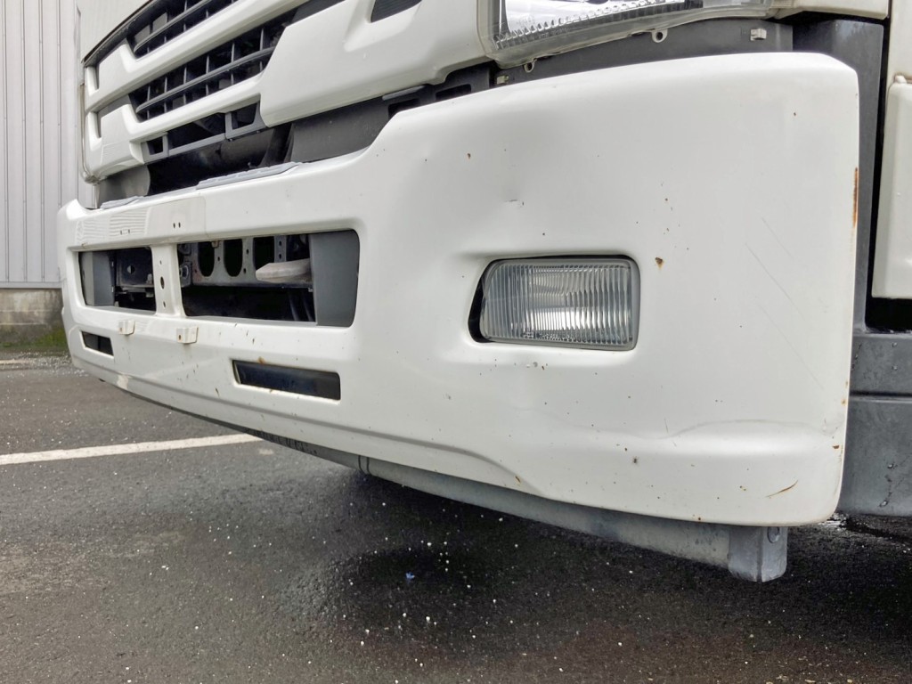 フロントバンパー助手席側にヘコミがあります。|いすゞ フォワード QKG-FTR34S2の写真29