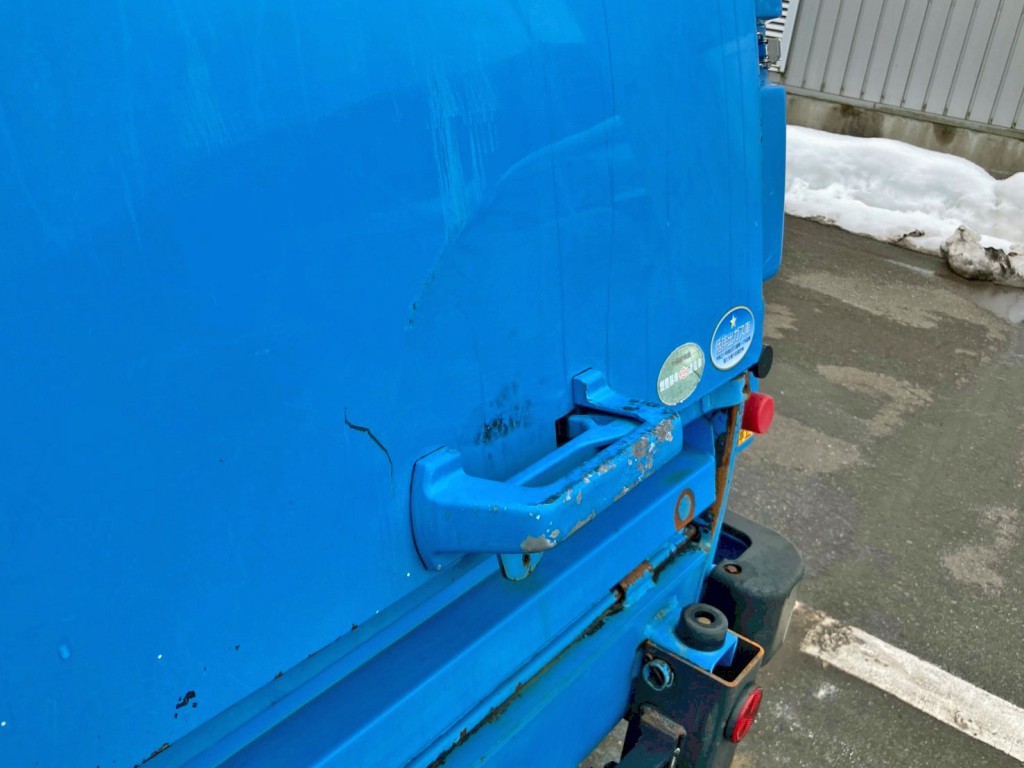 テールゲート運転席側にヘコミがあります。|いすゞ エルフ TPG-NMR85AN(2WD)の写真16