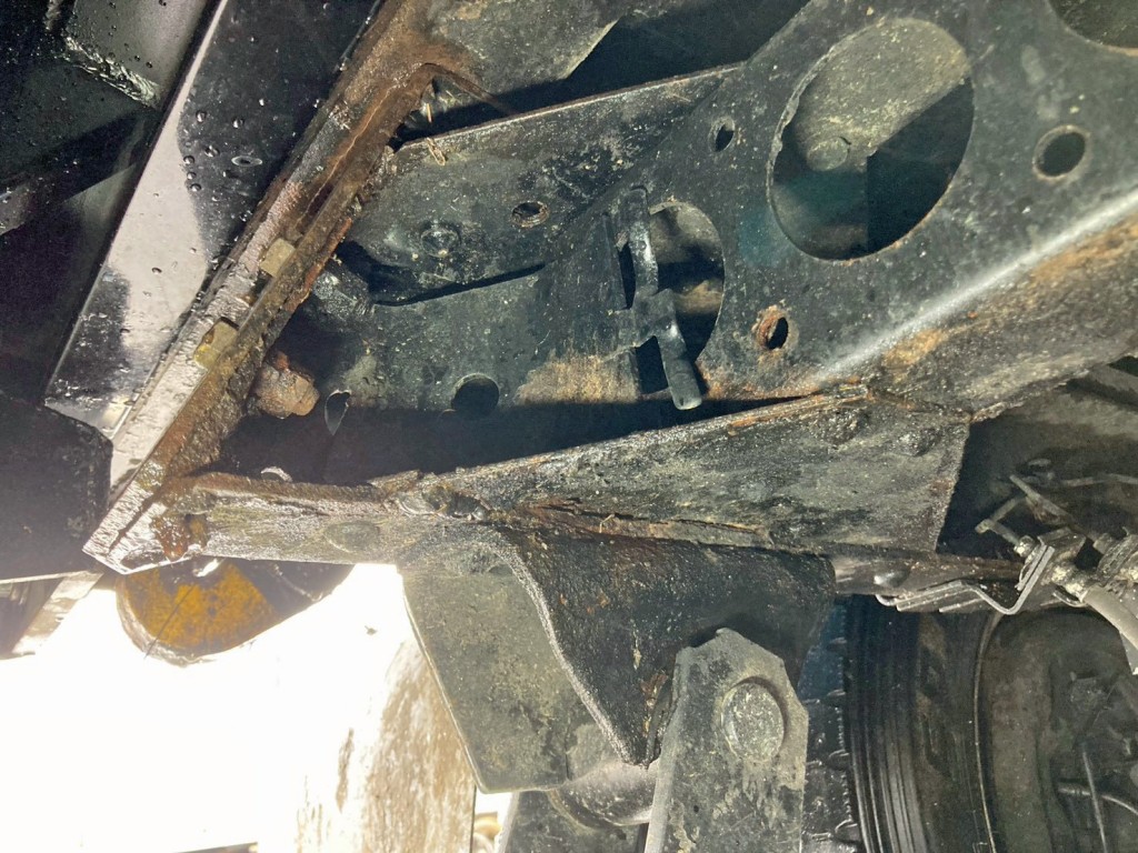 リヤNo.1クロスメンバー助手席側に亀裂・溶接跡があります。|いすゞ エルフ TPG-NMR85AN(2WD)の写真21