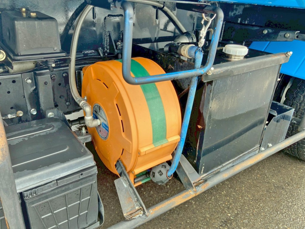 タンク助手席側に水ポンプとホースが付いています。|いすゞ エルフ TPG-NMR85AN(2WD)の写真24