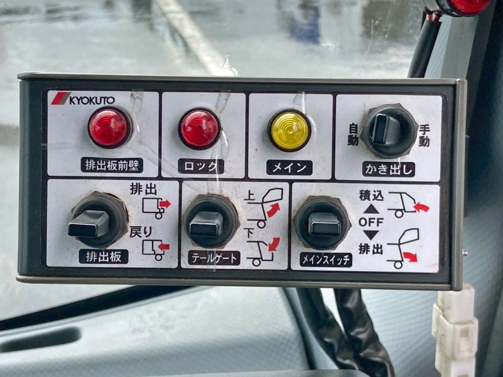 上物の操作スイッチです。|いすゞ エルフ TPG-NMR85AN(2WD)の写真31