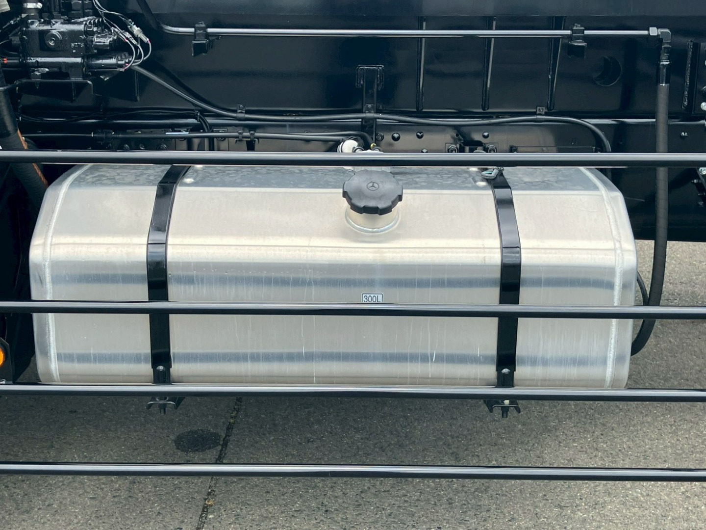 燃料タンクは300Lです。|三菱 スーパーグレート 2PG-FV80VZの写真11