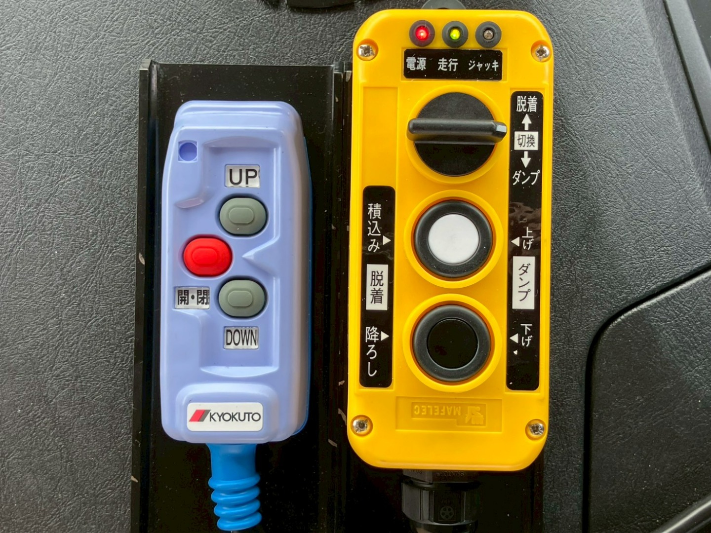 ジャッキ昇降 及び フックロールのコントローラーです。|三菱 スーパーグレート 2PG-FV80VZの写真15