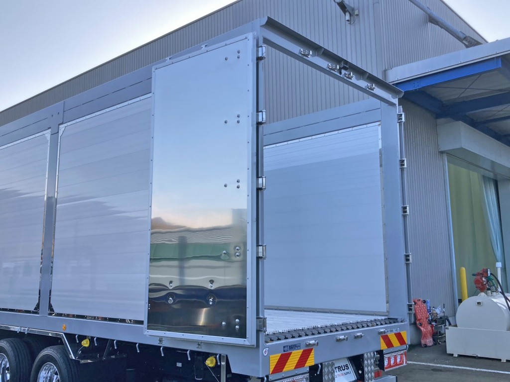 助手席側リヤ扉裏側にステンレスが張られています。|三菱 スーパーグレート 2PG-FS84HZの写真9