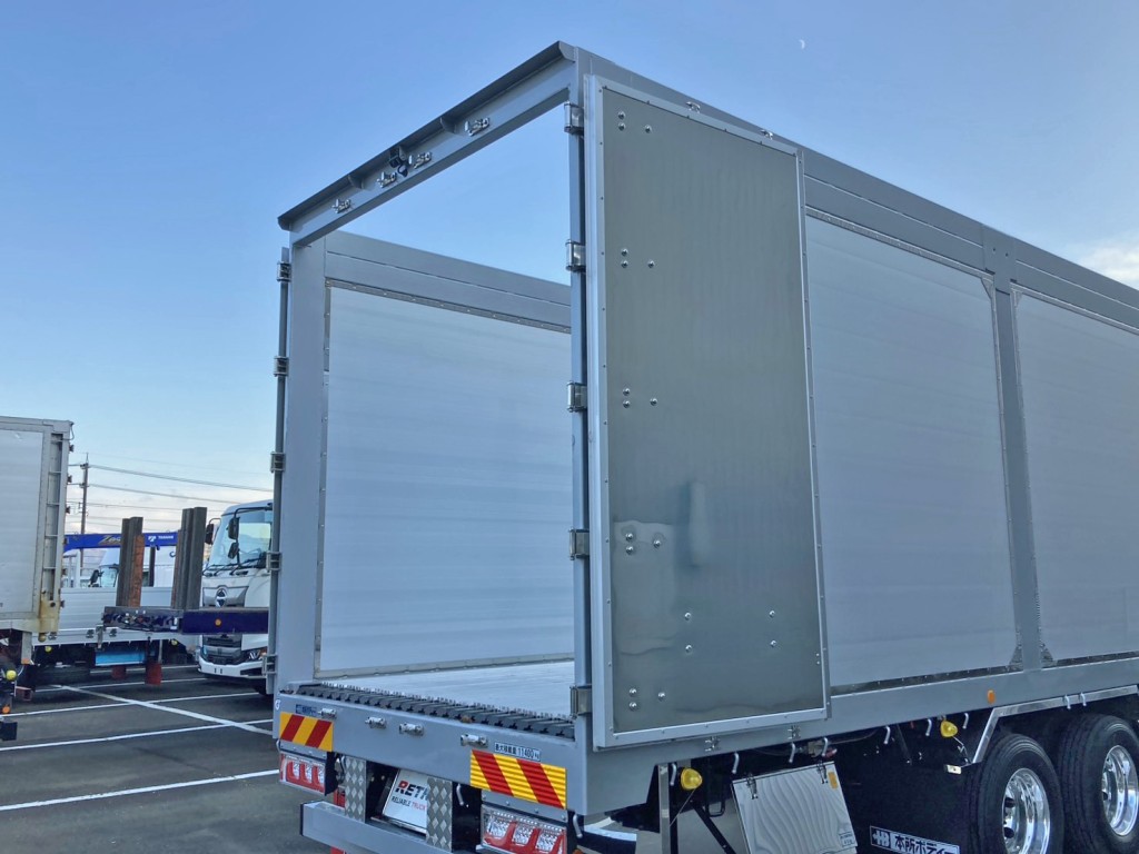 運転席側リヤ扉裏側にステンレスが張られています。|三菱 スーパーグレート 2PG-FS84HZの写真10