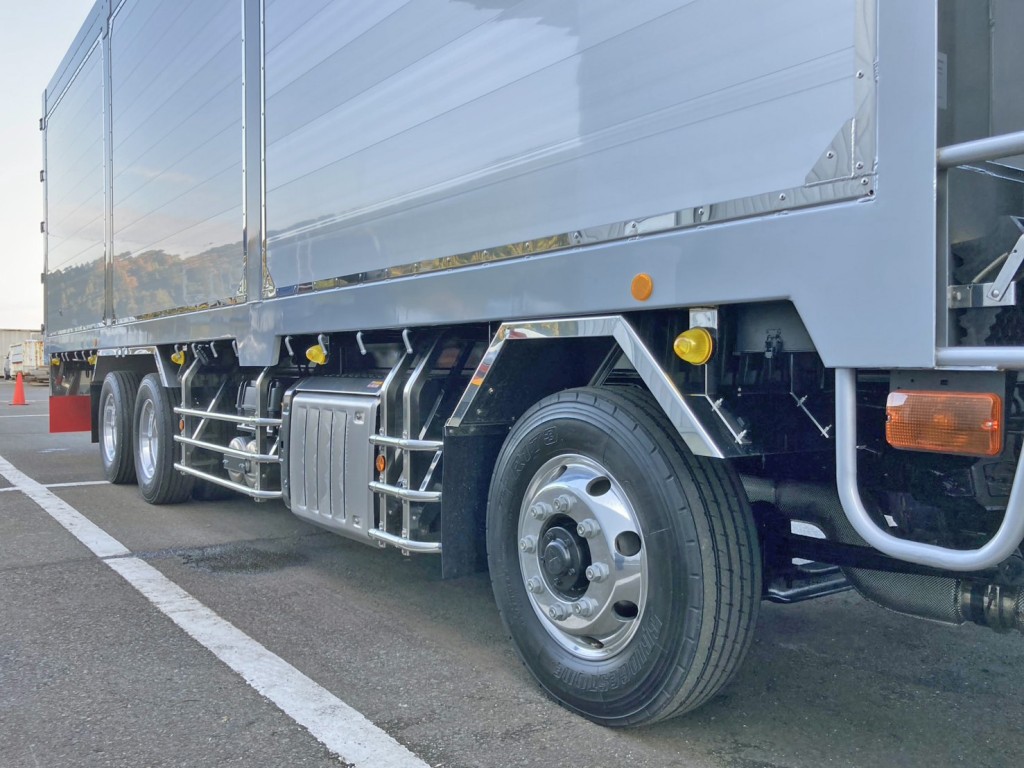 フェンダー・サイドバンパーはステンレス製です。|三菱 スーパーグレート 2PG-FS84HZの写真21