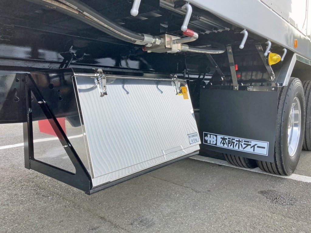 ボディー運転席側後方にステンレス製の工具箱が付いています。|三菱 スーパーグレート 2PG-FS84HZの写真26