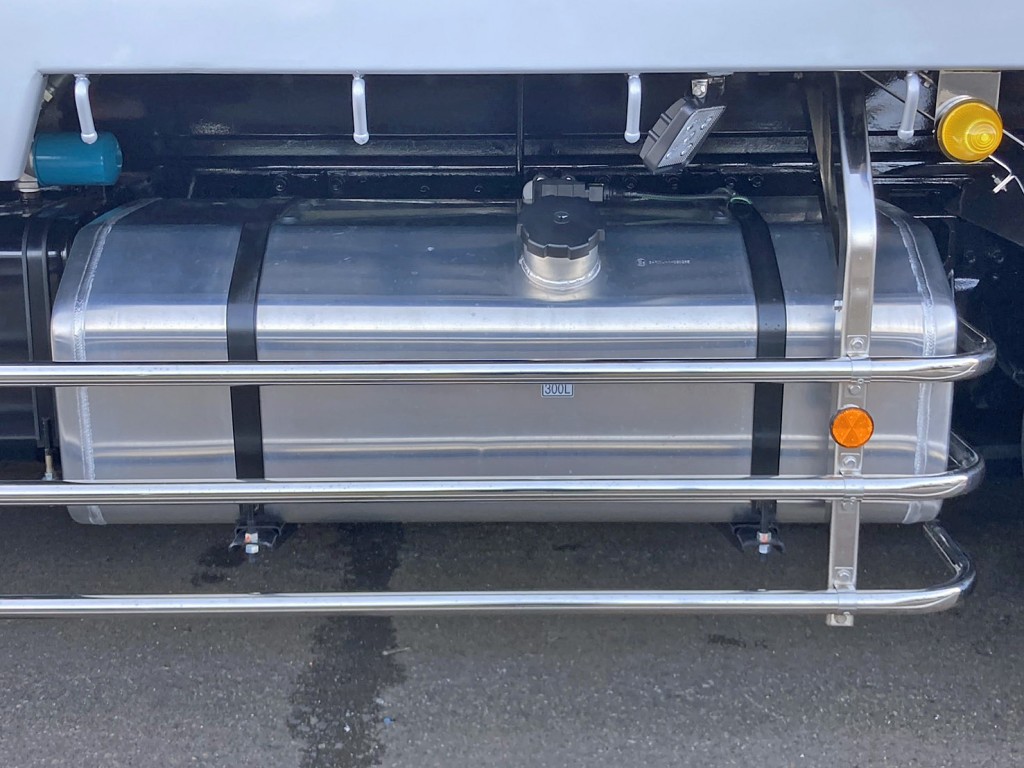 燃料タンクは300Lアルミ製です。|三菱 スーパーグレート 2PG-FS84HZの写真31