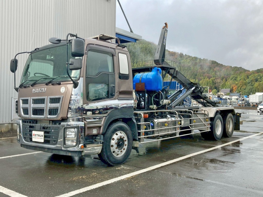 フロント周り、メッキパーツで飾っています。|いすゞ ギガ QKG-CYZ77Aの写真1