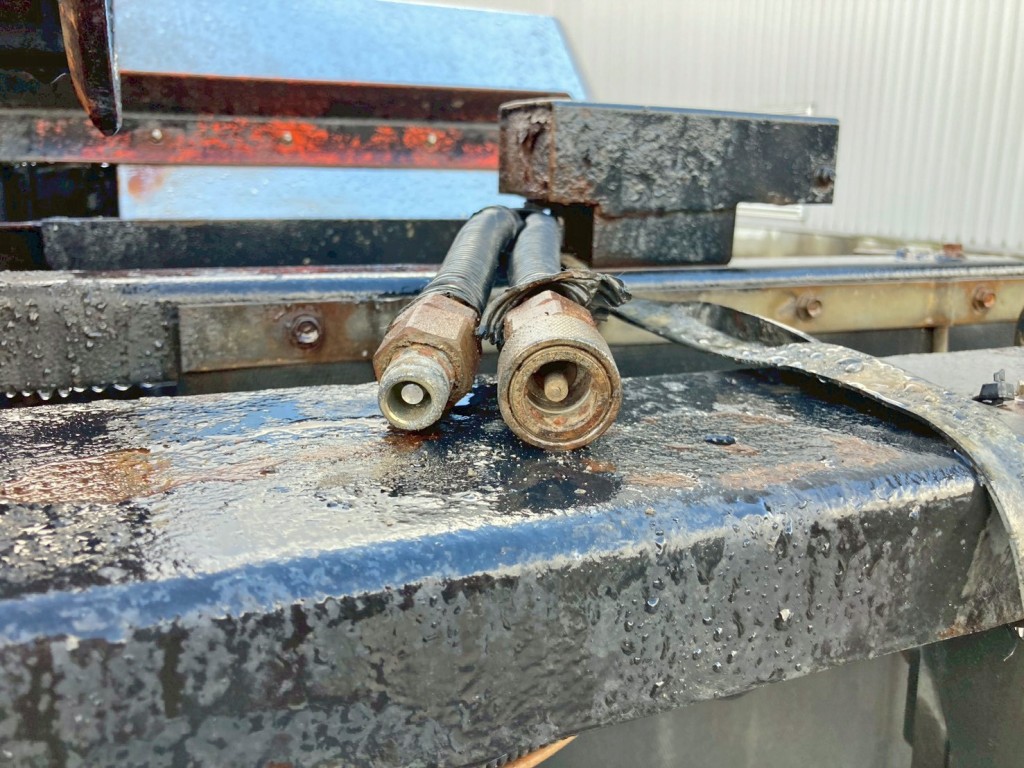 リヤ運転席側に配管が来ています。|いすゞ ギガ QKG-CYZ77Aの写真21