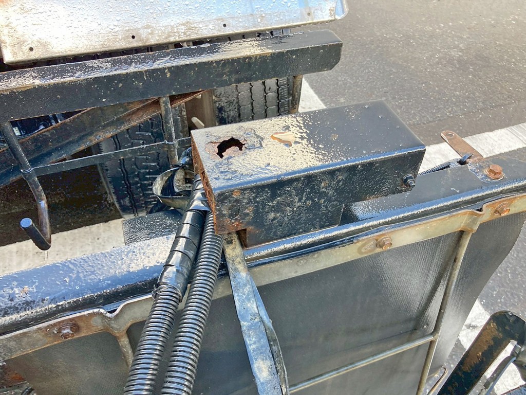 運転席側後方のステーに腐食・穴あきがあります。|いすゞ ギガ QKG-CYZ77Aの写真22