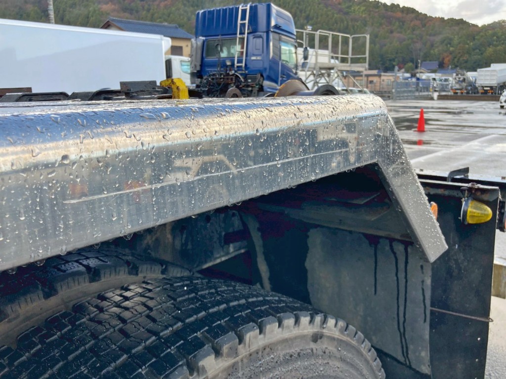 助手席側リヤフェンダーに引きキズがあります。|いすゞ ギガ QKG-CYZ77Aの写真26