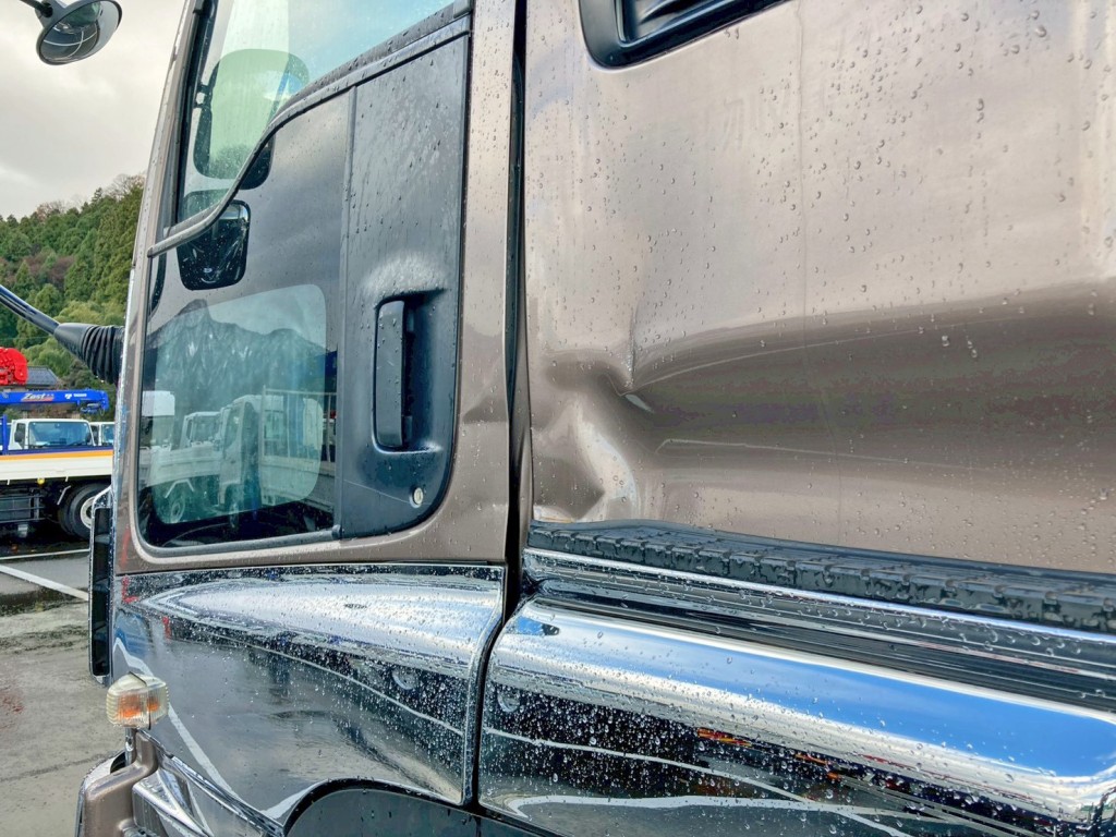 助手席側クォーターパネルにヘコミがあります。|いすゞ ギガ QKG-CYZ77Aの写真27