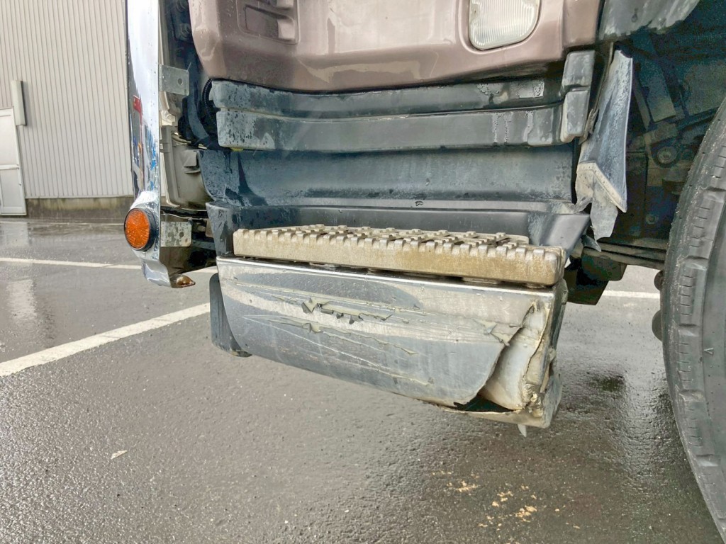 助手席側ステップカバーに割れがあります。|いすゞ ギガ QKG-CYZ77Aの写真28