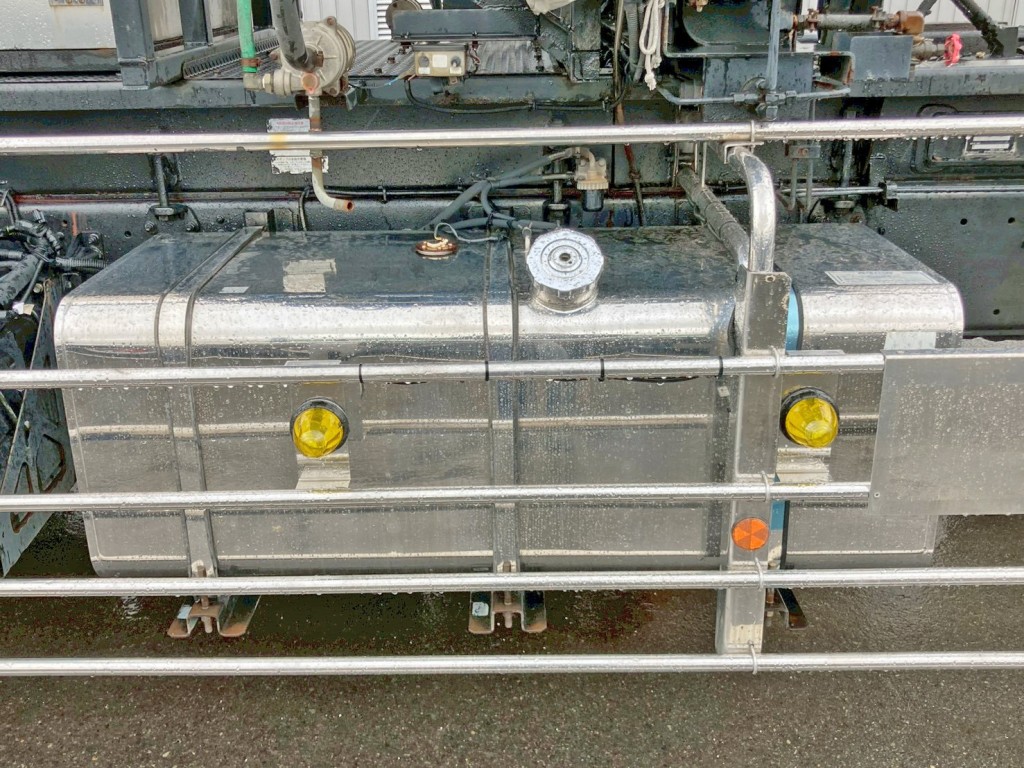 燃料タンクは400Lステンレス製です。|いすゞ ギガ QKG-CYZ77Aの写真33