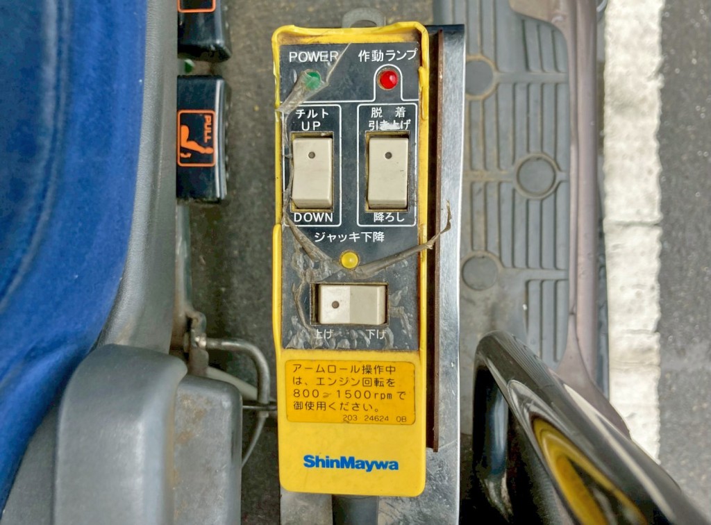 アームロールのコントローラーです。|いすゞ ギガ QKG-CYZ77Aの写真36